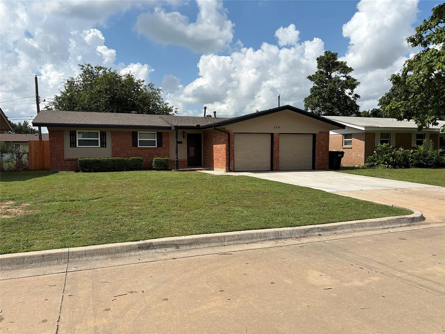 3 bed, 1.5 bath, 1050 sqft, $1,325 — Photo 1