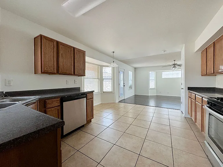 6404 Kenmore — Photo 13