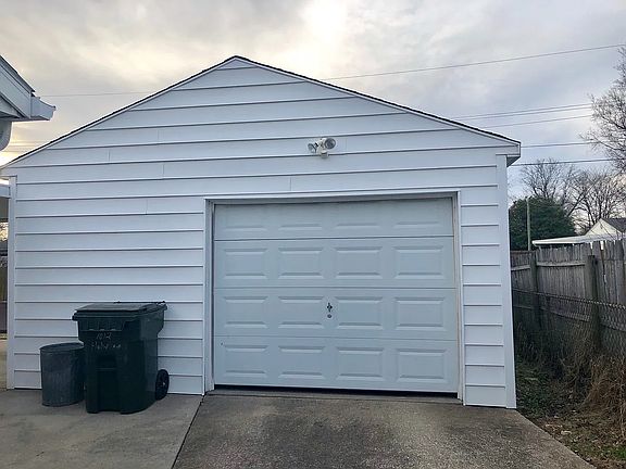 5th image of 1012 Holly Ave