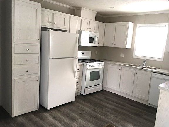 4th image of 43214 Bordeaux Ave