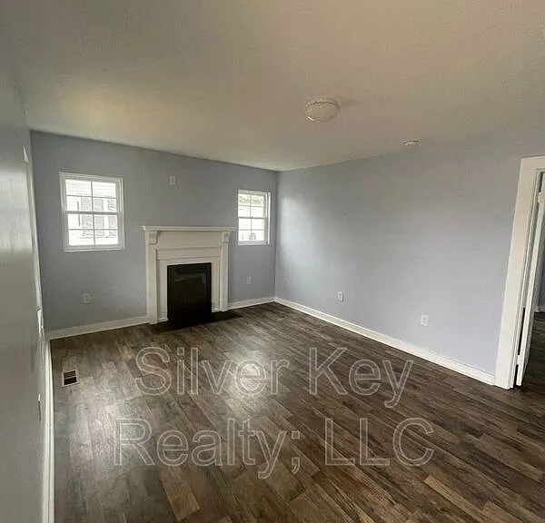920 E Madison Ave — Photo 3