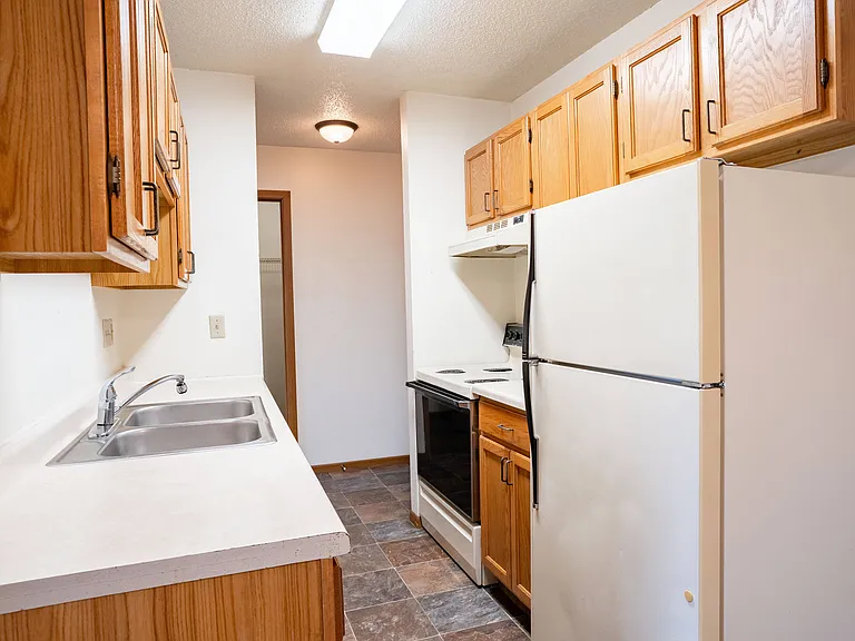 Fargo, ND Southgate Apartments | 21D | Kitchen