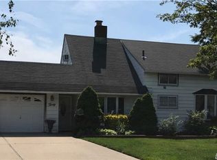 30 Straw Ln, Hicksville, NY 11801