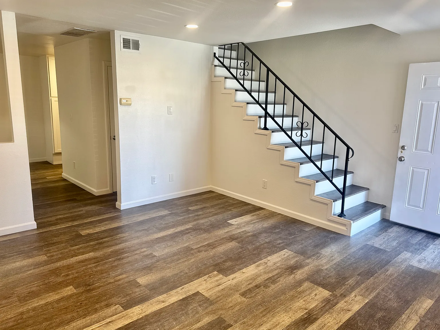 2 bed, 1.5 bath, 1000 sqft, $3,500 — Photo 2