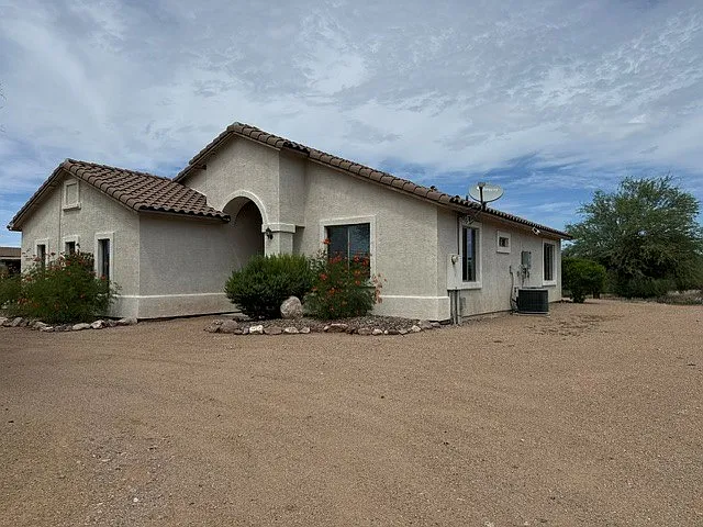 3 bed, 1400 sqft, $2,400 — Photo 2