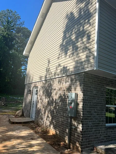 4 bed, 2.5 bath, 2400 sqft, $2,100 — Photo 2