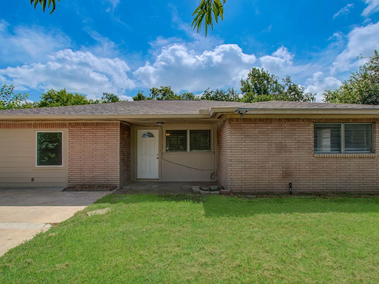 3 bed, 1.0 bath, 1712 sqft, $1,300 — Photo 1