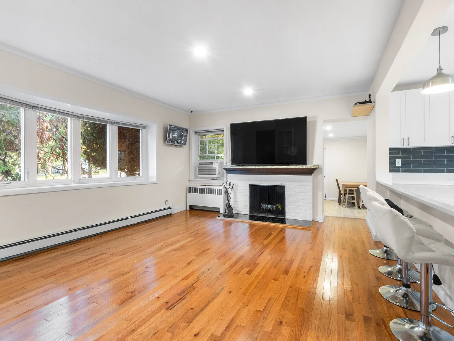 4 bed, 1785 sqft, $5,100 — Photo 2