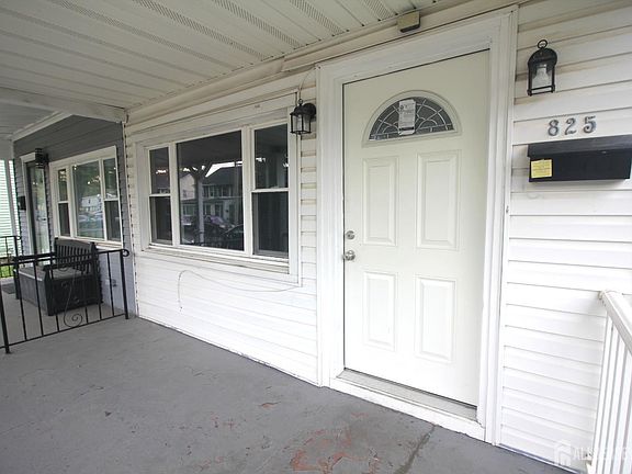3rd image of 825 W 2nd St