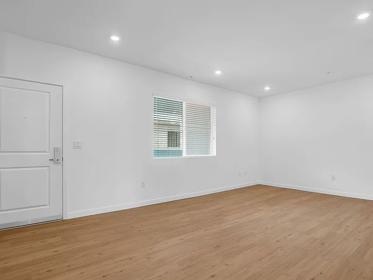 14333 Sylvan St — Photo 14