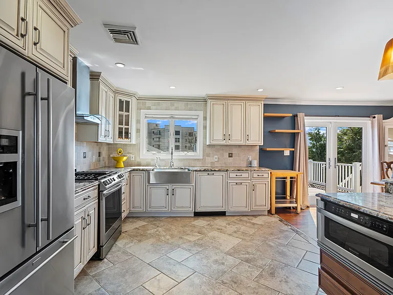 539 Nassau Ave #A — Photo 9