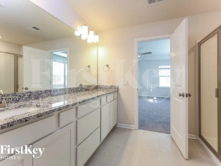 558 Hillpark Ln — Photo 10