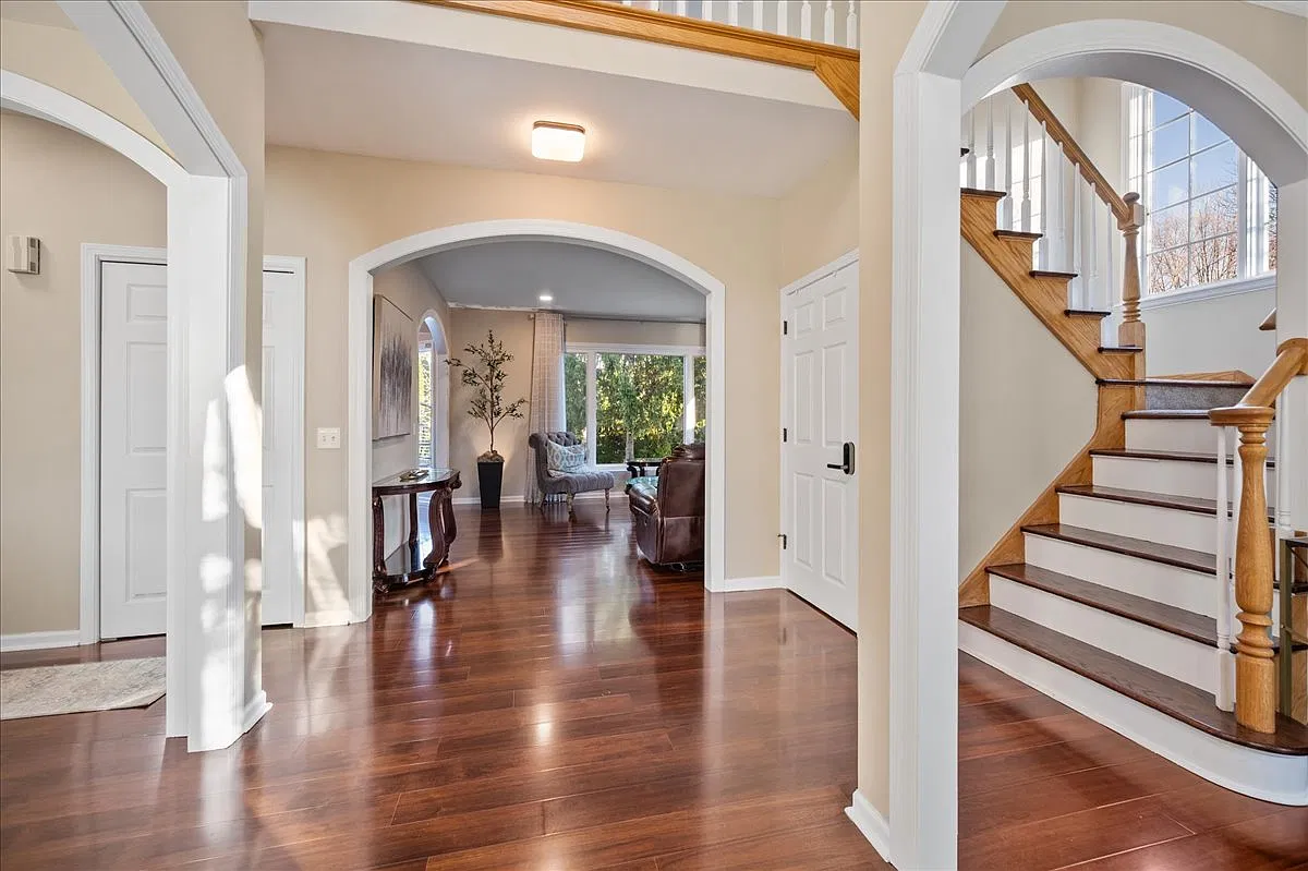 4 bed, 2.5 bath, 2274 sqft, $4,900 — Photo 3