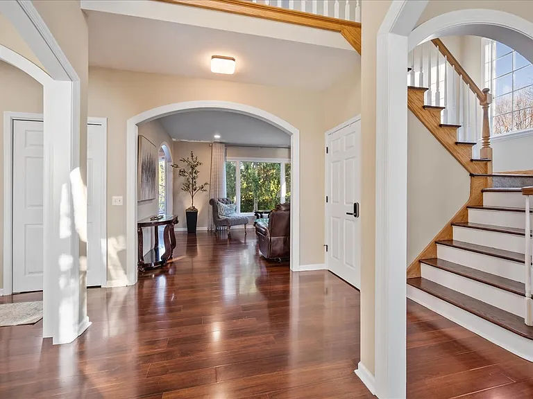 142 N Dixon Dr — Photo 3