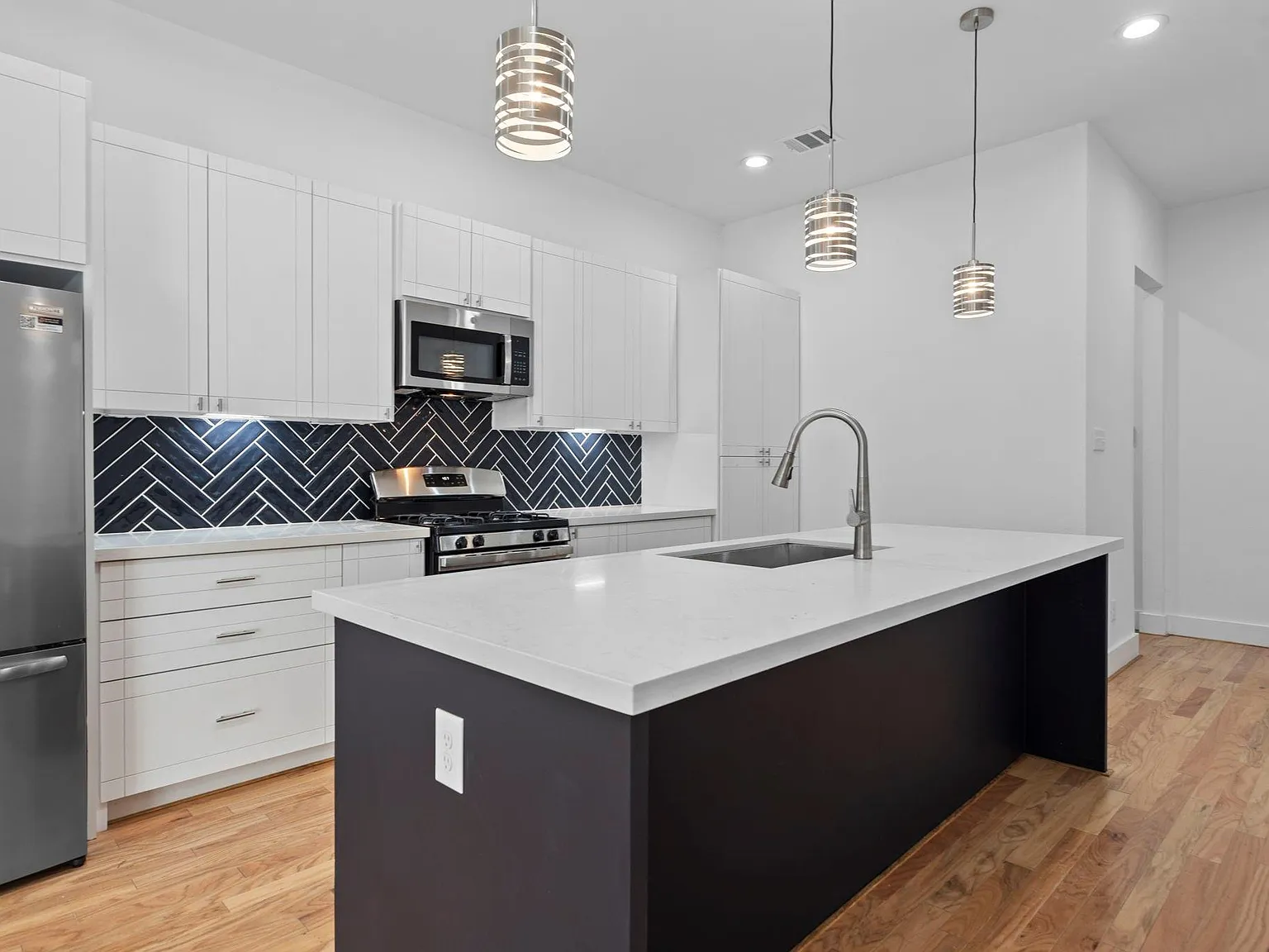 3 bed, 2.5 bath, 1864 sqft, $2,500 — Photo 3