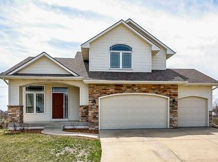 860 SE Finch Cir, Waukee, IA 50263