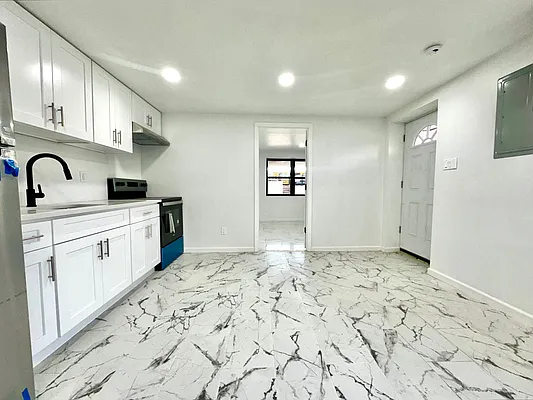 Sold by Remax Real Estate Professionals | media 27