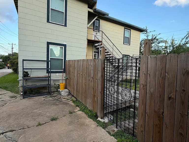 507 Exeter Rd — Photo 16