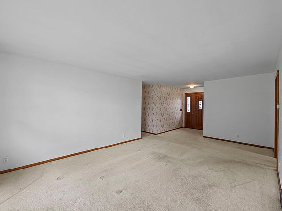 5th image of 825 Spruce St NE