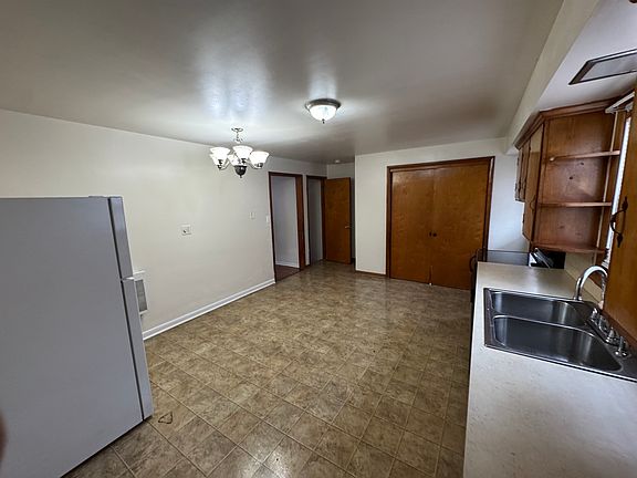 Spacious Kitchen: Stove, Dishwasher & Fridge included