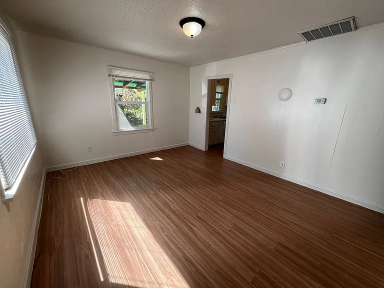 717 SW 4th St — Photo 5