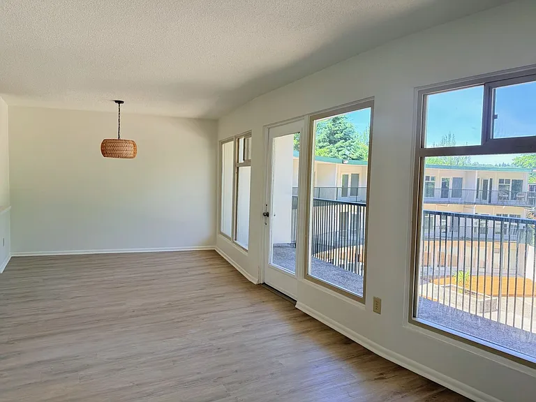 Crescent Apartments — Photo 31