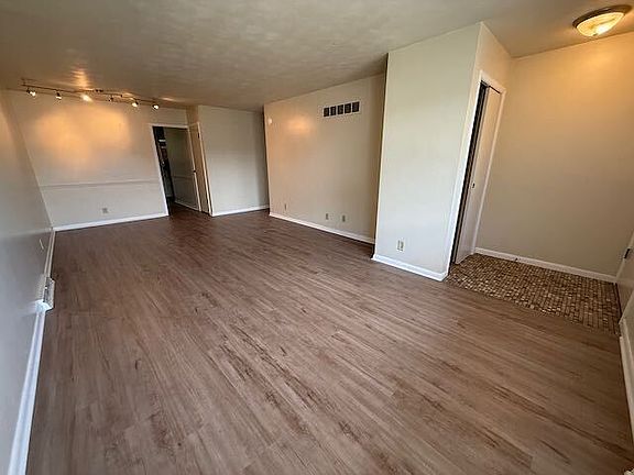 3rd image of 3822 N Sheridan Knolls Ct