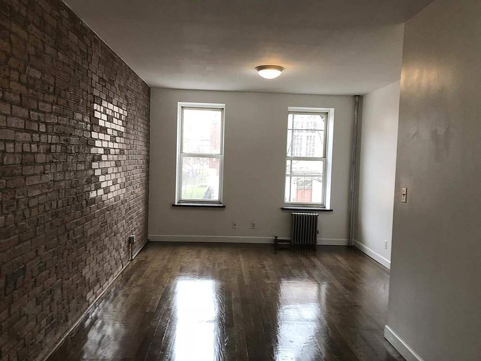 1st image of 297 Pleasant Ave Frnt 2