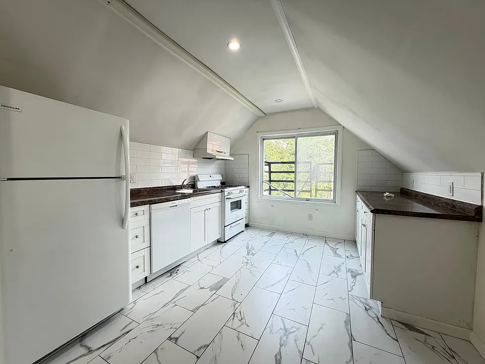 198 Danforth Ave #3