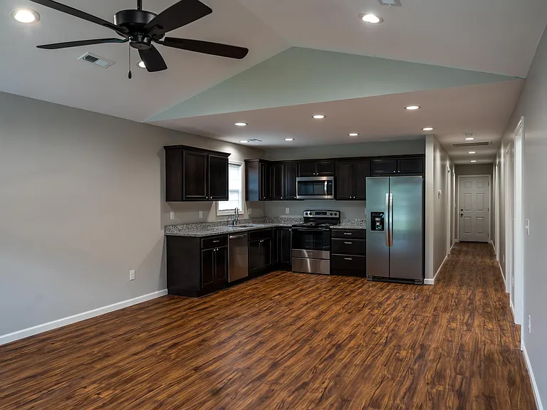 1423 Irwin Ave — Photo 4