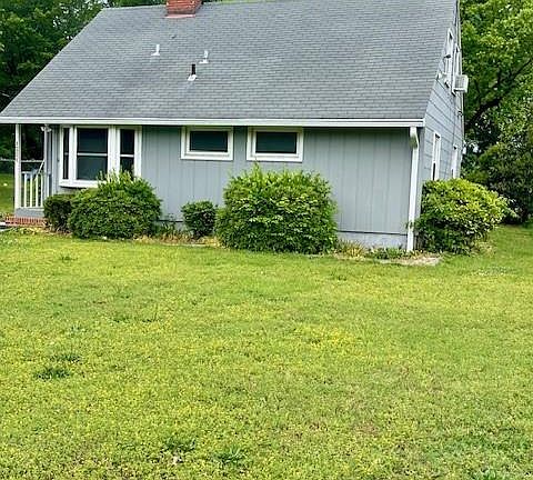 2nd image of 1221 Summit Ave