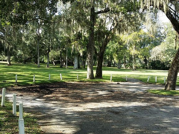 PICNIC AREA OF THE HILLSBOROUGH RIVER