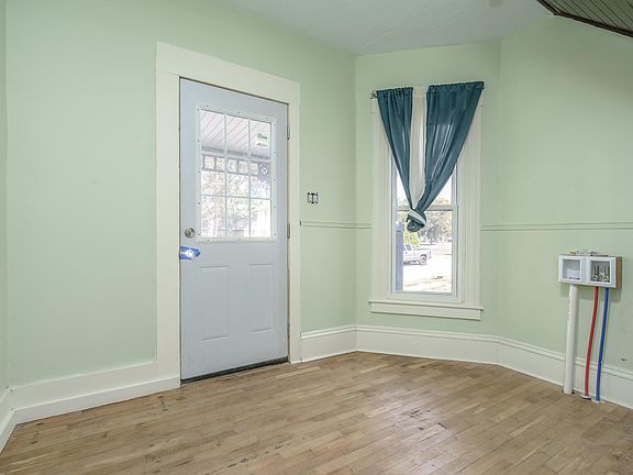 4th image of 17 Glenwood Ave
