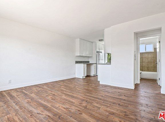 4th image of 1212 W 107th St APT 21