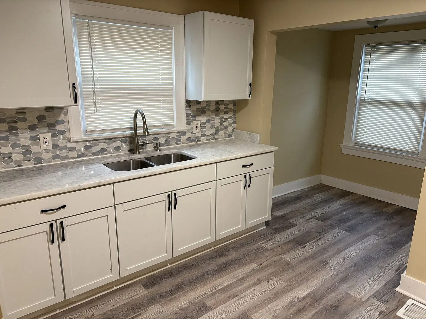 Charming 2 Bed / 1.5 Bath in Huffman Historic District with Detached Garage — Photo 1
