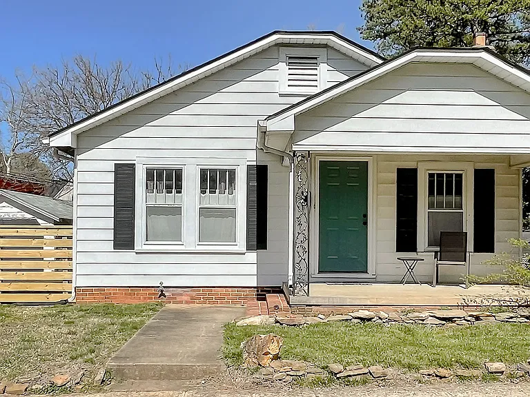 131 Carolina Ave — Photo 1