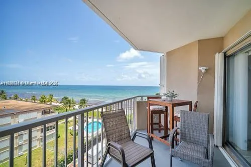 Hemispheres Condo — Photo 1