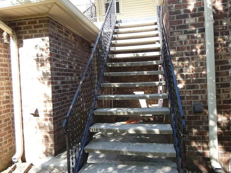 1210 Hamilton Dr — Photo 2