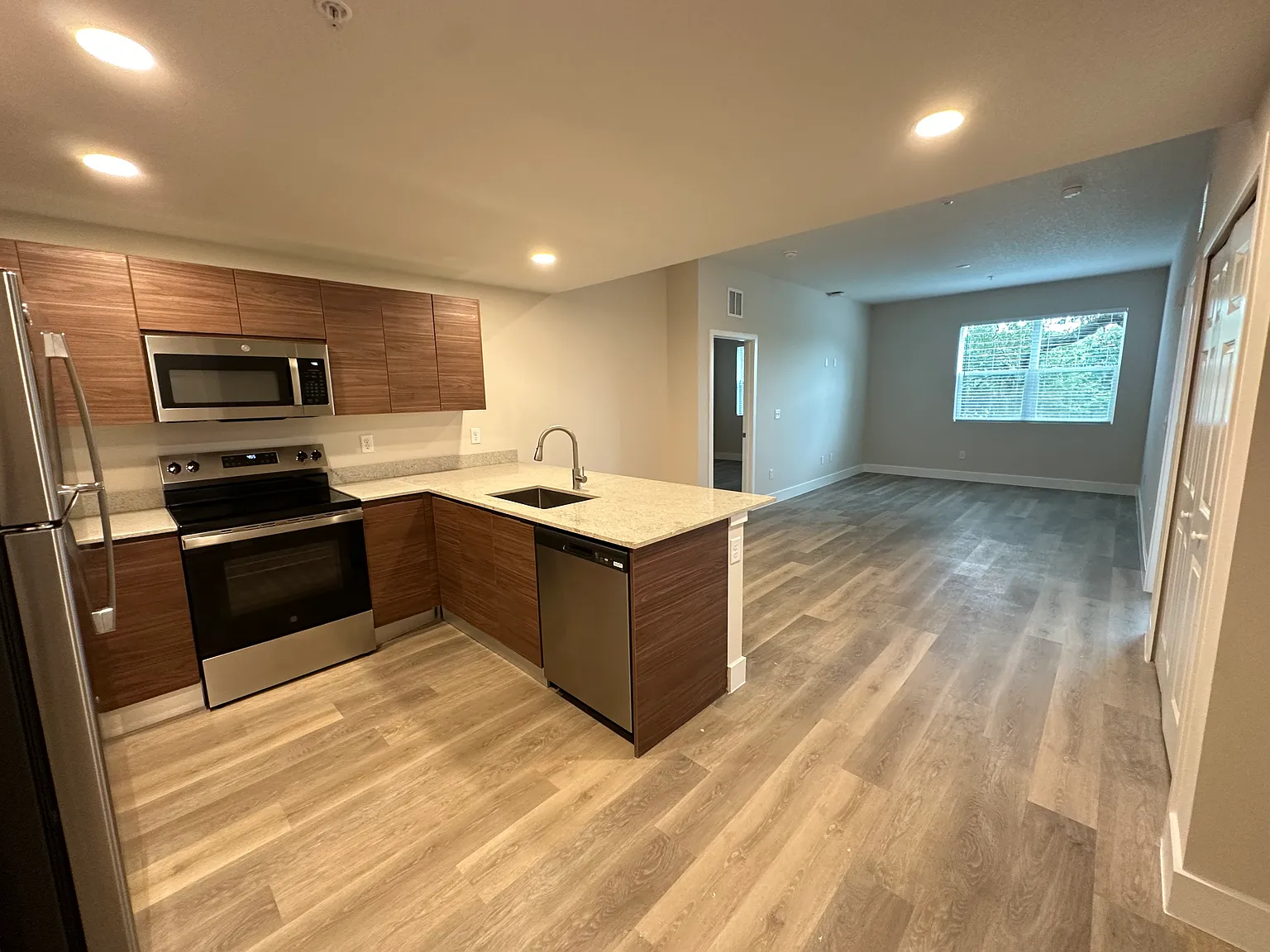 2 bed, 1044 sqft, $1,599 — Photo 4