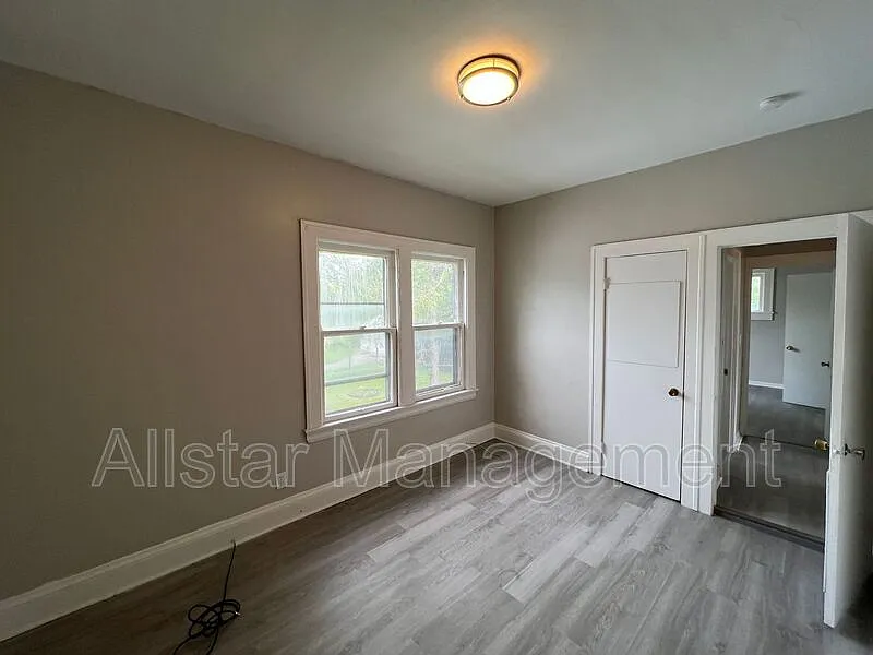 3 bed, 1.0 bath, 900 sqft, $900 — Photo 3