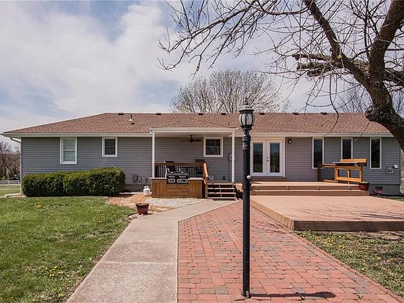 Loads of entertaining can happen in this back deck area.  Granite serving stations and built in grill.  Large deck for all your guests.