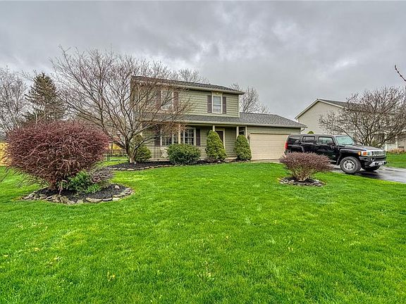 3rd image of 36 Sugar Tree Cir