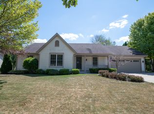 2127 Springbrook S, Waukesha, WI 53186