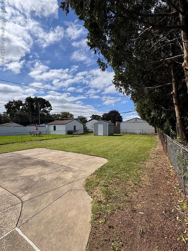 2 bed, 1.0 bath, 688 sqft, $1,300 — Photo 3