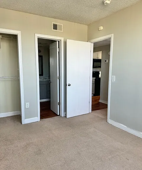 912 Bedroom