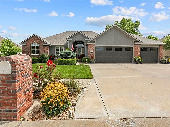 2nd image of 1007 NW Pecan Dr