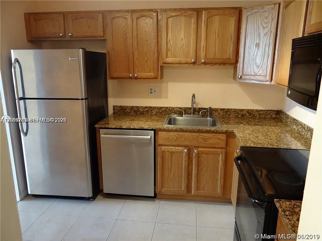 Watergate Condominium No — Photo 3