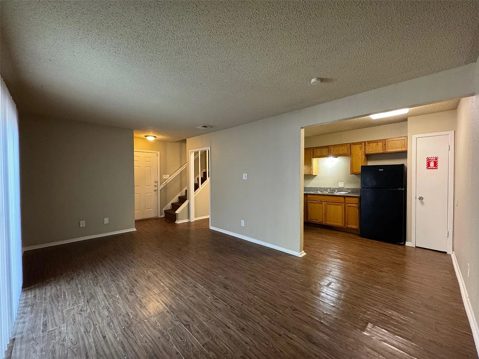 2 bed, 1.5 bath, 902 sqft, $1,358 — Photo 3