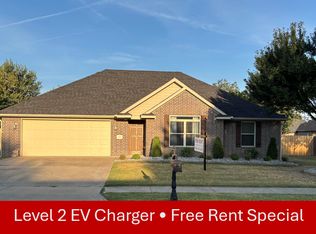 489 N Drewrys Bluff Dr, Fayetteville, AR 72704
