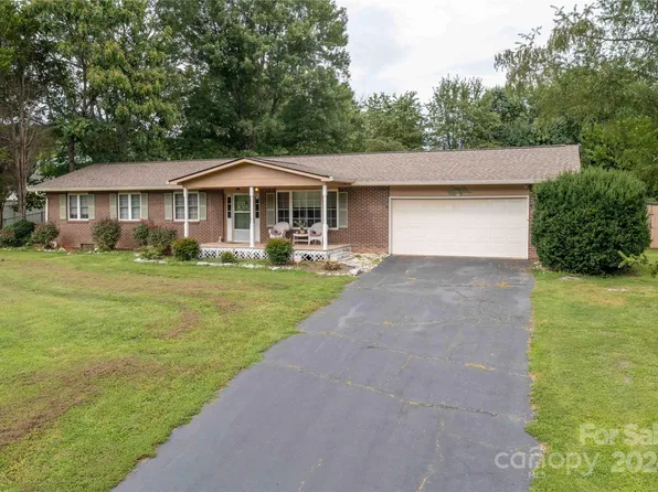 116 Wynnbrook Dr, Hendersonville, NC 28792